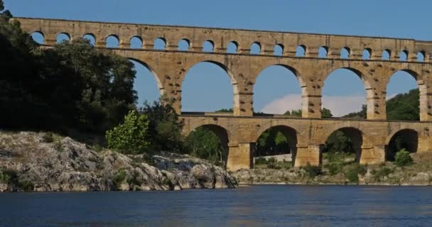 The Roman Bridge Pont du Gard and the Gardon River, Resmoulins, Gard, Occitanie, França - Filmagem, Vídeo