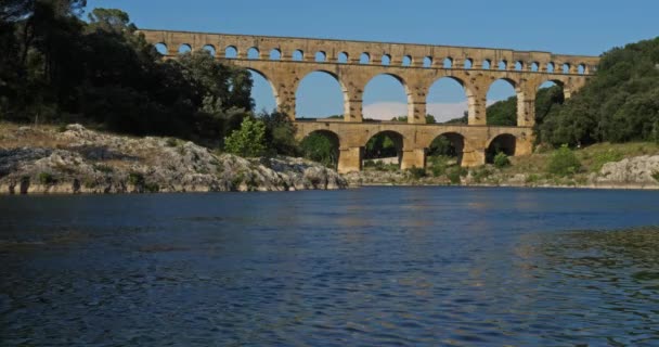 The Roman Bridge Pont du Gard and the Gardon River, Resmoulins, Gard, Occitanie, França - Filmagem, Vídeo