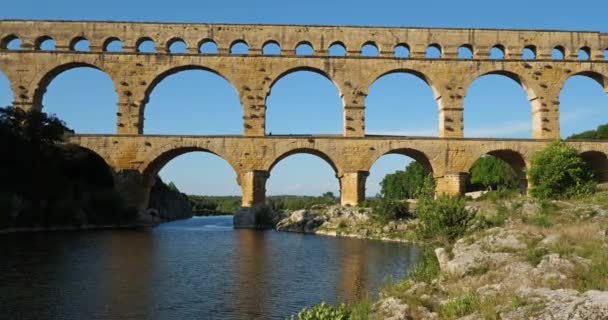 The Roman Bridge Pont du Gard and the Gardon River, Resmoulins, Gard, Occitanie, Γαλλία - Πλάνα, βίντεο