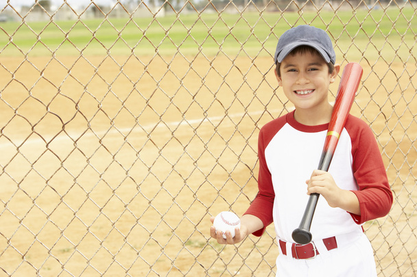 Young Boy Playing Baseball - Foto, immagini