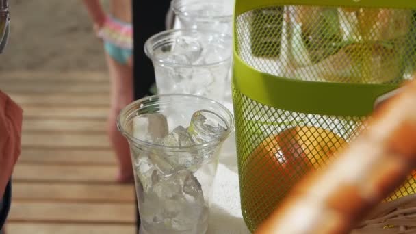 Πάγος σε ποτήρια - Πλάνα, βίντεο
