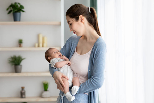 Essere madre. Giovane bella mamma holding suo neonato in armi - Foto, immagini