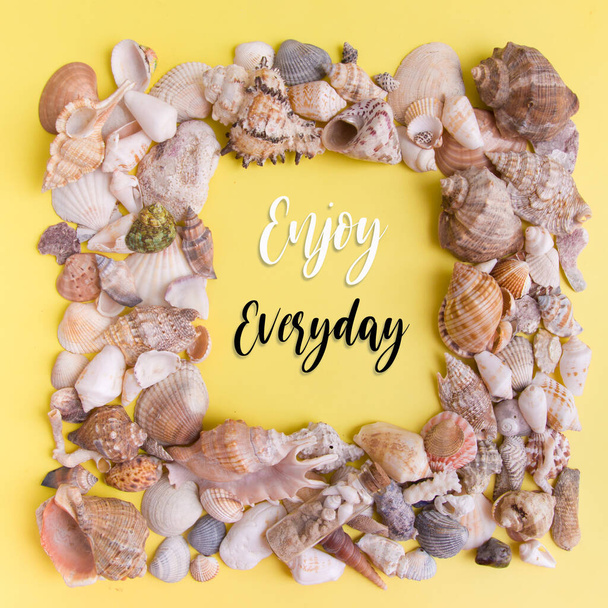 Enjoy everyday lettering on a piece of paper on seashells and starfish. Summer motivation text flat lay - Fotoğraf, Görsel
