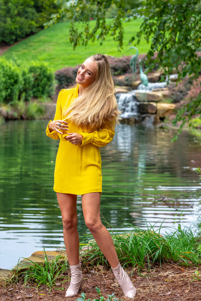 Uma linda modelo loira posa ao ar livre em suas roupas de outono - Foto, Imagem