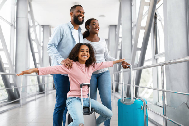 子供と一緒に旅行する幸せな黒人家族空港を歩いて - 写真・画像