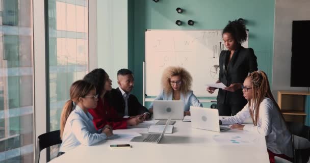 Confident young african businesswoman leading meeting in office. - Filmagem, Vídeo