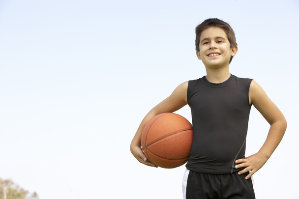 Young Boy Playing Basketball - Foto, afbeelding