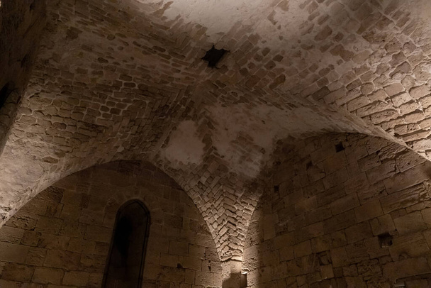 Ladrillo en la habitación de la fortaleza cruzada de la antigua ciudad de Acre en el norte de Israel - Foto, Imagen