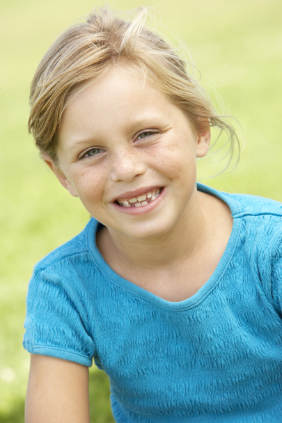 Portrait Of Young Girl Sitting In Park - Foto, Bild