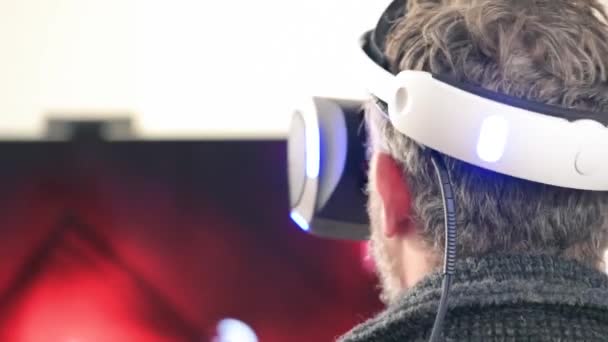 Un uomo che indossa un auricolare di realtà virtuale, vista posteriore - Filmati, video