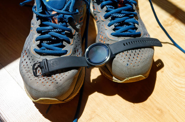 Running kit - sportovní obuv a sportovní hodinky - Fotografie, Obrázek