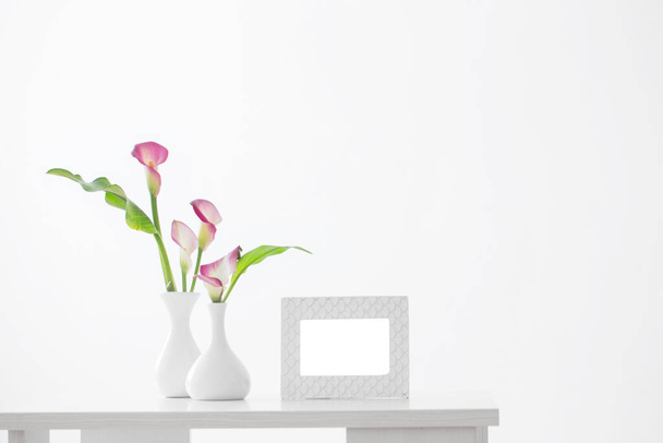 frame and pink calla lily in vase  on white background - Foto, Bild