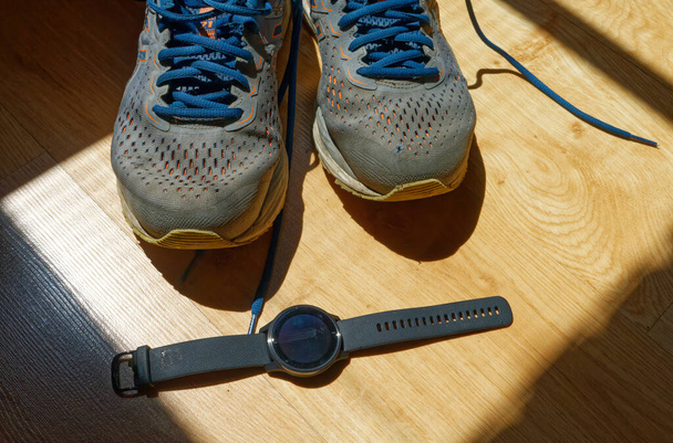 Комплект для бега - спортивная обувь и спортивные часы - Фото, изображение