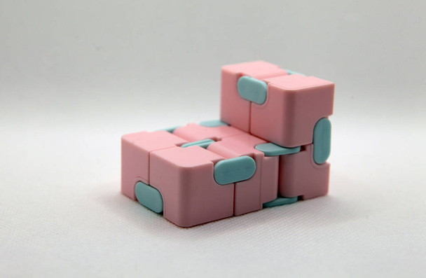 Рожевий і синій кубик нескінченності з білим тлом
 - Фото, зображення