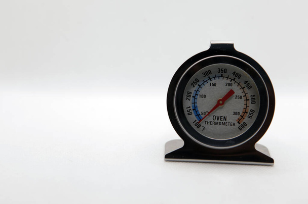Gros plan d'un thermomètre à four avec fond blanc, espace de copie - Photo, image