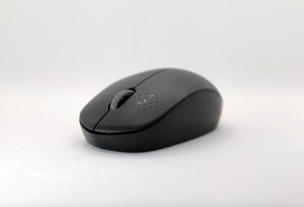 Primo piano di un mouse nero su sfondo bianco, copiare lo spazio - Foto, immagini