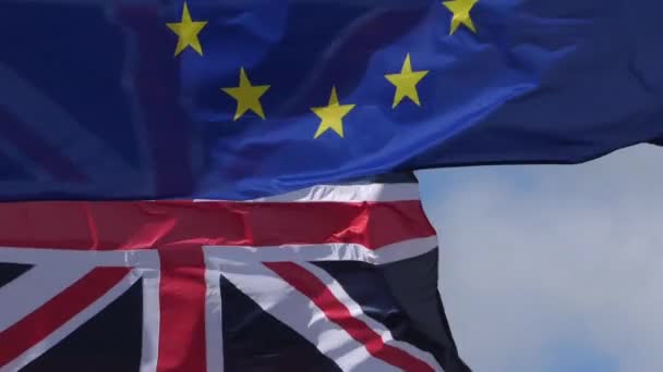 Οι εθνικές σημαίες του Ηνωμένου Βασιλείου και της Ευρώπης κυματίζουν στον άνεμο. - Πλάνα, βίντεο