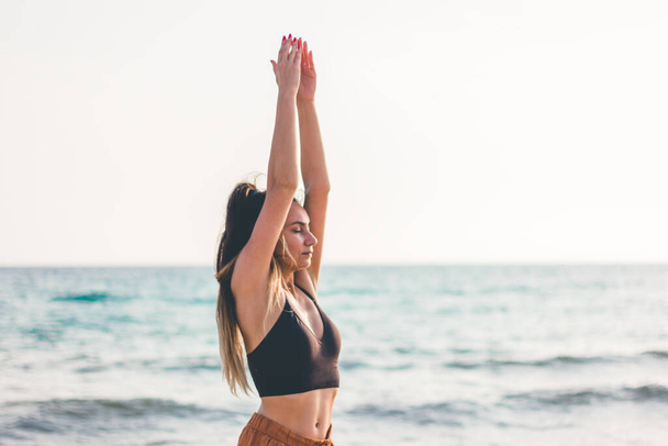 Krásná žena cvičí jógu na pláži - Fotografie, Obrázek