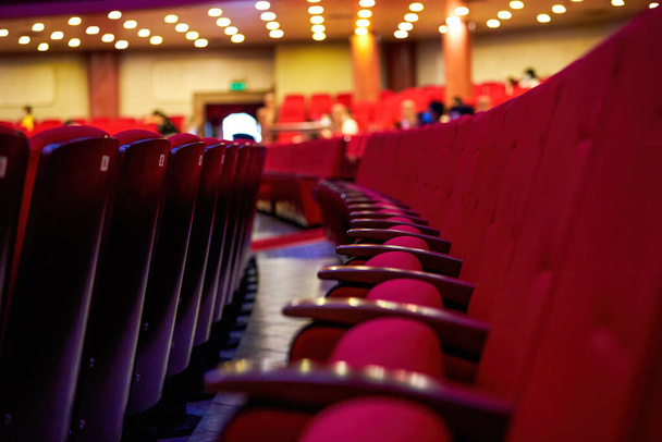 劇場における赤い座席の列のクローズアップ - 写真・画像