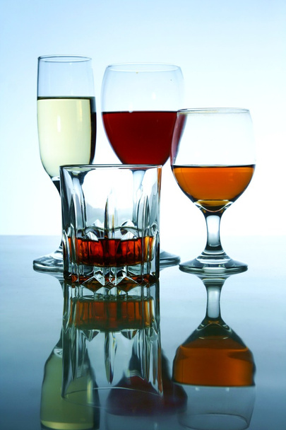 Diferentes bebidas alcoólicas em vidro e taças
 - Foto, Imagem