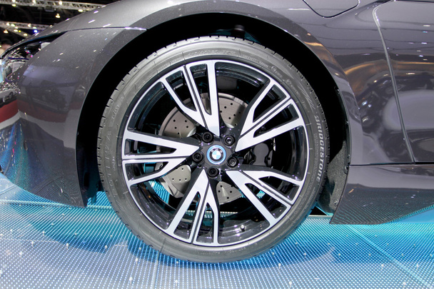  logo of BMW on wheels  - Foto, afbeelding