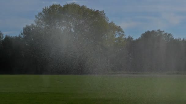 Campos irrigados por um sistema de irrigação por pivô, Gard, Occitanie, França - Filmagem, Vídeo