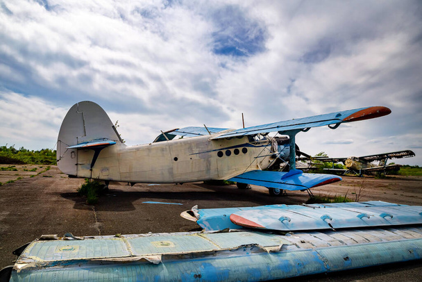 Verlaten vliegtuigen oude an-2 in de open lucht.  - Foto, afbeelding