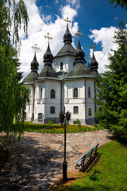 Εκκλησία του Αγίου Γεωργίου στην Πλύασεβα. Ιστορική και πολιτιστική αποθεματικό "τάφοι Κοζάκων". Η περίφημη μάχη του Berestechko.  - Φωτογραφία, εικόνα