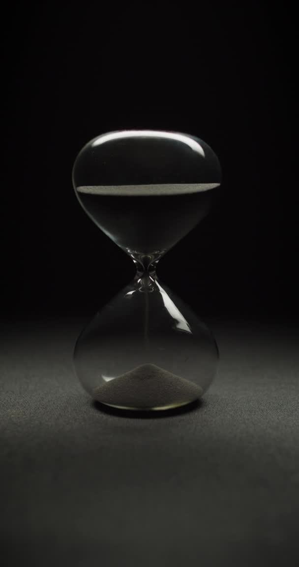 Абстрактний знімок і пісочний годинник
  - Кадри, відео
