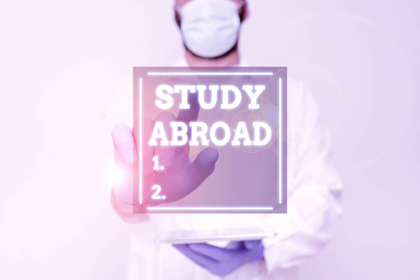 概念展示海外留学。インターネットの概念海外での教育機会を追求する医療技術の実証、新しい科学的発見の発表 - 写真・画像