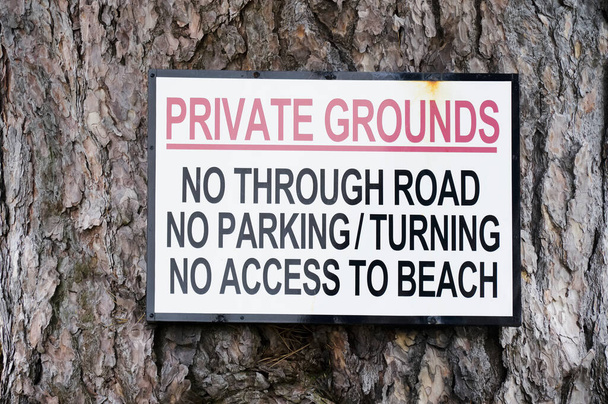 No hay aparcamiento privado signos de terreno fuera de la casa - Foto, imagen