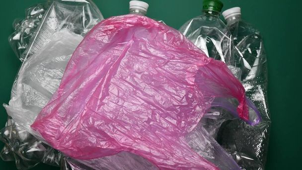 Montón de bolsas de plástico usadas listas para reciclar - Foto, imagen
