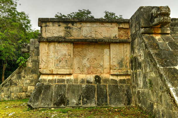 Plateforme Venus sur la Grande Plaza à Chichen Itza, une grande ville précolombienne construite par le peuple Maya dans le Yucatan. L'une des 7 nouvelles merveilles du monde. - Photo, image