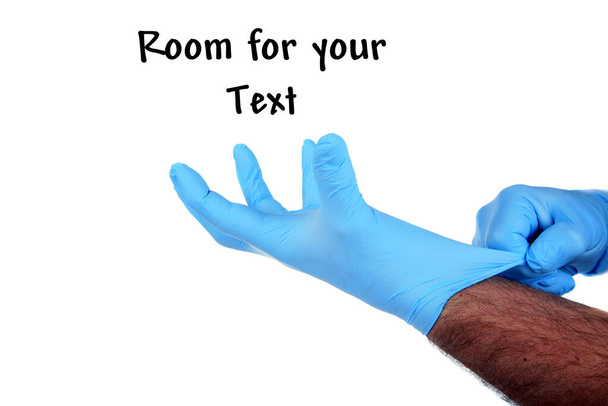 Ιατρικά γάντια. Δύο μπλε χειρουργικά γάντια. απομονωμένο σε λευκό. Καουτσούκ γάντι. Το ανθρώπινο χέρι φοράει λαστιχένιο γάντι. Γιατρός ή νοσοκόμα που φοράει προστατευτικά γάντια. Ιατρικά γάντια νιτριλίου. μονοπάτι αποκοπής. χώρος για κείμενο.  - Φωτογραφία, εικόνα