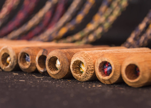 gros plan d'une rangée de poignées en bois pour corde à sauter - Photo, image