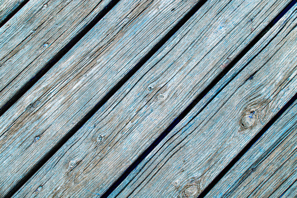 Superficie rústica de madera envejecida con largas tablas alineadas. Tablones diagonales de madera en una cubierta o suelo con grano y textura - Foto, Imagen