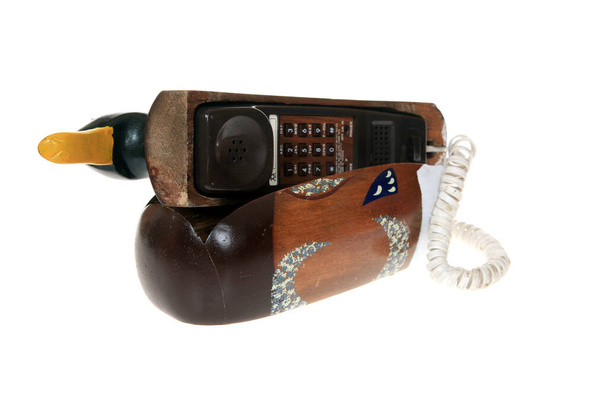 Τηλέφωνο Πάπια. Τηλέφωνο σε σχήμα πάπιας mallard. Μια αυθεντική δεκαετία του 1980 Mallard Duck Decoy Telephone, Duck Τηλέφωνα είναι ιδανικό για τζόκερ και τα παιδιά που θέλουν να κάνουν "Quack" κλήσεις στους κυνηγούς και άλλους ξένους. Απομονωμένο σε λευκό. χώρος για κείμενο.  - Φωτογραφία, εικόνα