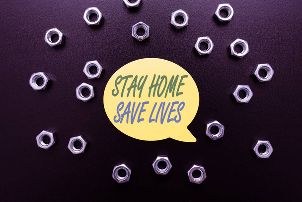 Bildunterschrift: Stay Home Save Lives. Geschäftsvitrinen verringern die Zahl der infizierten Patienten, indem sie das Haus nicht verlassen. - Foto, Bild