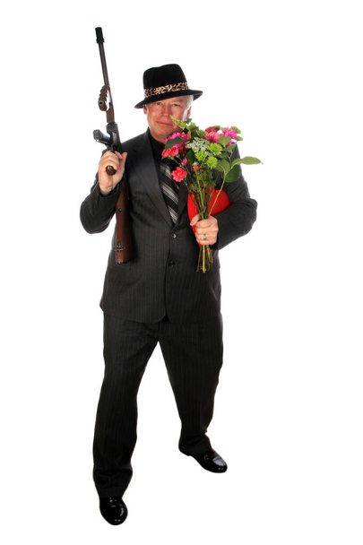 Гангстер. Гангстер 1920 року в костюмі пін-стрип тримає пістолет Томпсона під кулеметом. ізольований на білому. Місце для тексту. Пролягає шлях. Виробництво .45 "Thompson M1928A1 SMG з 20 набоями магазинів. Сумнозвісний пістолет Томмі. Valentines Day Card.  - Фото, зображення