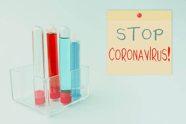 Вдохновение показывает знак "Остановите коронавирус". Концепция, означающая кампанию по информированию о болезнях, направленную на уменьшение случаев COVID19, представляющих лабораторию медицинских образцов для тестирования новой вирусной медицины - Фото, изображение