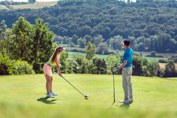 夏の日にゴルフをするカップル - 写真・画像