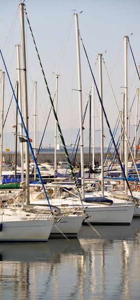 Marina odottaa veneitä, monet veneet venesataman Istanbulissa, Turkki - Valokuva, kuva