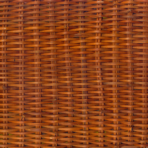 Textura de mimbre de ratán con ramas tradicionales y secas hechas a mano, fondo de textura marrón de mimbre, patrón natural de mimbre tejido - Foto, Imagen