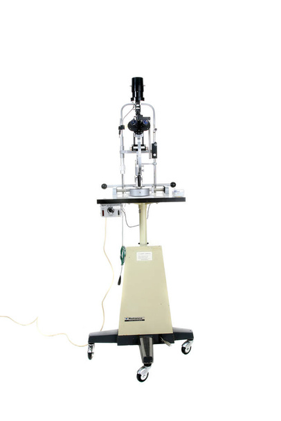  Розрізати лампу. Офтальмолог Лампа розрізу. ізольовані на білому. кімната для вашого тексту. Ковзаючі лампи використовуються офтальмологом і оптометристом, а професіонали з догляду за очима для перегляду в очі за допомогою мікроскопа. мікроскоп лампи щілини
.  - Фото, зображення