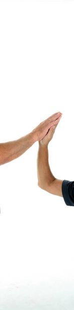High Five. Zwei Männer klatschen Hände in die Luft, während sie einen High-Five-Gruß machen. Geste mit fünf Händen. isoliert auf weiß. Mann und Frau schlagen auf die Hände. High five.  - Foto, Bild