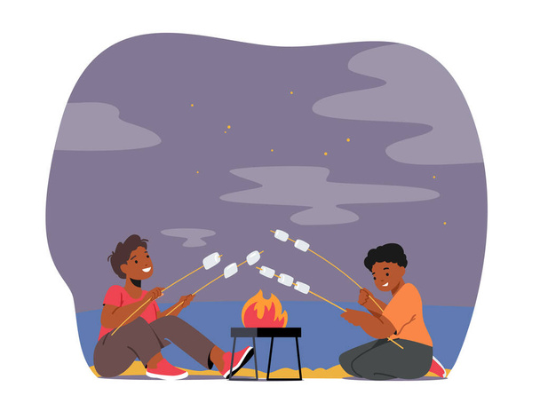Kid Characters Roast Marshmallow em Fogo. Pequenos meninos amigos no acampamento de verão sentados na fogueira à noite contando histórias - Vetor, Imagem