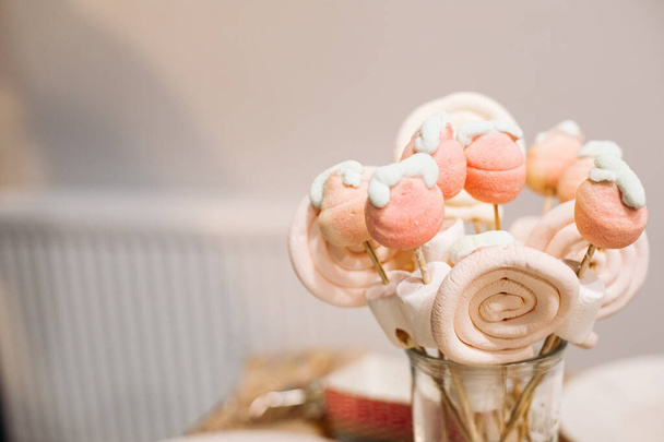 Slavnostní bonbóny vanilkové marshmallows a lízátka na tyčinkách, party catering, reklamní foto pro cukrárny - Fotografie, Obrázek
