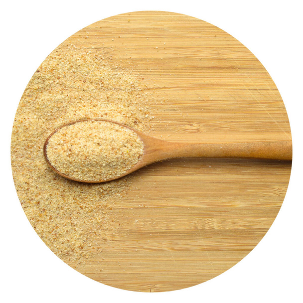 Frische und schmackhafte Brotkrumen Galeta-Mehl in Holzlöffel auf braunem Bambus-Schneidebrett - Foto, Bild