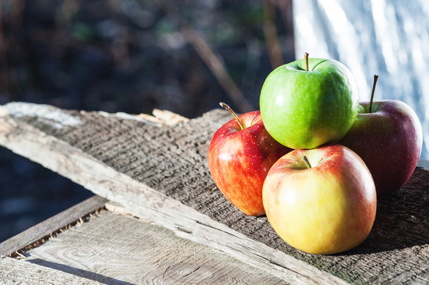ahşap tahta üzerinde dört elma - Fotoğraf, Görsel