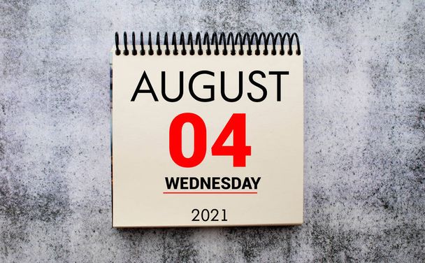 Guardar la fecha escrita en un calendario - 04 de agosto. - Foto, imagen